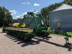John Deere 1770 Conservation 24R30” Planter, 3 Bushel Boxes, (2) 200 Gallon Liquid Fertilizer Tanks 
