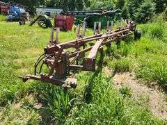 IHC 700 – 6 Bottom Plow, 6-18”, One Bottom is Broke Off, Selling As-Is. This Item is Located in Sout