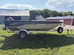 1999 Crestliner 1850 Sportfish Boat, 18.5’, Evinrude 150 Motor, Walkthru Windshield, Depth Finder, w