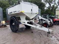 Mobility 800 Row Crop Fertilizer Spreader, Pull Type, 60’ Spread, 380/90R46 Singles, Adjustable Axle
