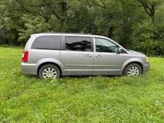 2014 Chrysler Town and Country Van, 140K Miles, Leather, DVD Player, 3.6L, 17” wheels, VIN:2C4RC1BG4