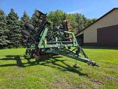 Wishek 862NT Tandem Disk, 30’, Rotary Scrapers, Approx 29” Front Blades, Approx 29” Rear Blades, 385