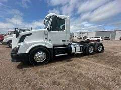 2015 Volvo VNL Daycab, D13 Engine with 425hp, 457,000 Miles, I Shift Transmission, 180” Wheelbase, A