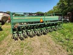 John Deere 1530 Drill on John Deere 1570 Cart, 20’ Minimum Till Drill with Markers, No Monitor, Has 