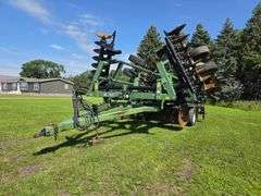 Wishek 862NT Tandem Disk, 30’, Rotary Scrapers, Approx 29” Front Blades, Approx 29” Rear Blades, 385