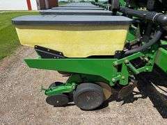 John Deere 1770 Conservation 24R30” Planter, 3 Bushel Boxes, (2) 200 Gallon Liquid Fertilizer Tanks 
