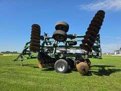 Wishek 862NT Tandem Disk, 30’, Rotary Scrapers, Approx 29” Front Blades, Approx 29” Rear Blades, 385
