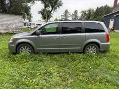 2014 Chrysler Town and Country Van, 140K Miles, Leather, DVD Player, 3.6L, 17” wheels, VIN:2C4RC1BG4