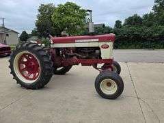 Farmall 460 Wide Front Gas Tractor, 15.5-38 Rears, 2pt Fast Hitch, 11L-15 Fronts, 540 PTO, Mid Hydra