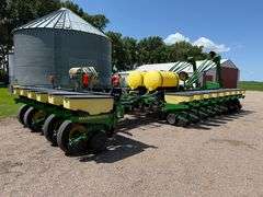 John Deere 1770 Conservation 24R30” Planter, 3 Bushel Boxes, (2) 200 Gallon Liquid Fertilizer Tanks 