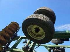 Wishek 862NT Tandem Disk, 30’, Rotary Scrapers, Approx 29” Front Blades, Approx 29” Rear Blades, 385