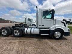 2015 Volvo VNL Daycab, D13 Engine with 425hp, 457,000 Miles, I Shift Transmission, 180” Wheelbase, A