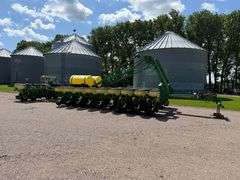 John Deere 1770 Conservation 24R30” Planter, 3 Bushel Boxes, (2) 200 Gallon Liquid Fertilizer Tanks 