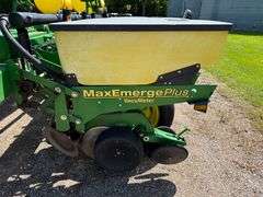 John Deere 1770 Conservation 24R30” Planter, 3 Bushel Boxes, (2) 200 Gallon Liquid Fertilizer Tanks 
