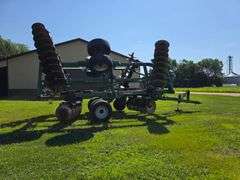 Wishek 862NT Tandem Disk, 30’, Rotary Scrapers, Approx 29” Front Blades, Approx 29” Rear Blades, 385