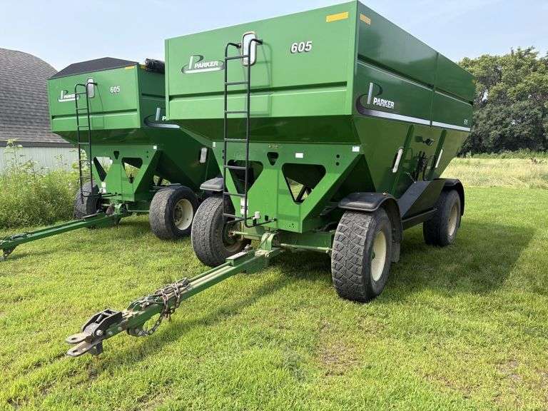 Parker 605 Gravity Box, 445/65R22.5 Tires, Lighted Fenders, Ext Pole, Spring Assist, Safety Chain, S
