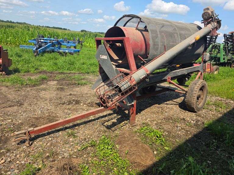 Hutchingson Single Phase Grain Screener, (2) 1.5hp Electric Motors, 78-15 Tires on 4 Bolt Rims. *Als