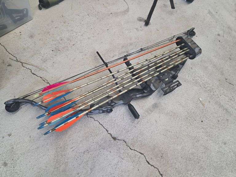 Compound Bow with 7 Arrows and Quiver, Pearson Renegade Brand, 45lb Pull