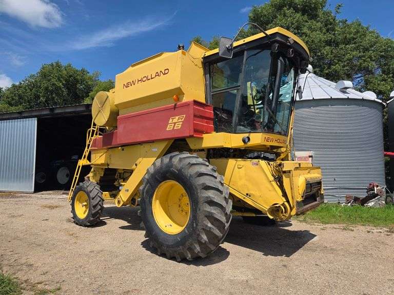 1988 New Holland TR86 Combine, 3047 Hours, Set up for Ag Leader Monitor and Yeile Monitor, 24.5-32 F