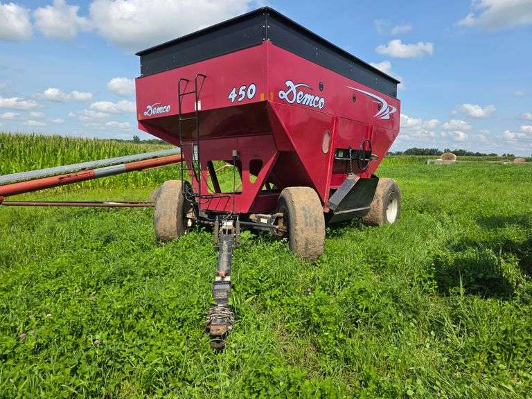 Demco 450 Gravity Box, Extendable Hitch, 425/65R22.5 Tires, Side or Under Unload, Unload Lights, Rea