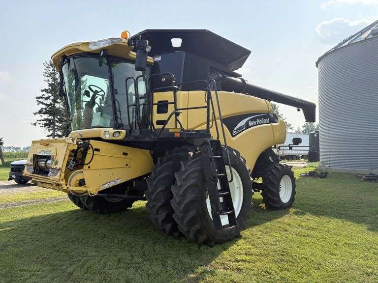 2003 New Holland CR960 Combine, 3855/2643 Hours, Firestone 620/70R42 Front Duals, GoodYear 480/70R30