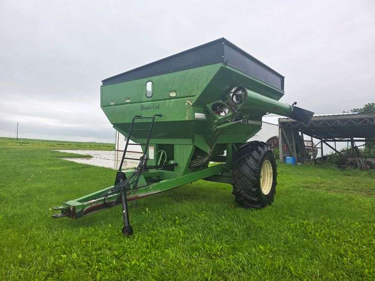 Brent 472 Grain Cart, 1000 PTO, Front Corner Unload, *New Bottom 3’ of Flighting, 23.1-30 Tires, Rea
