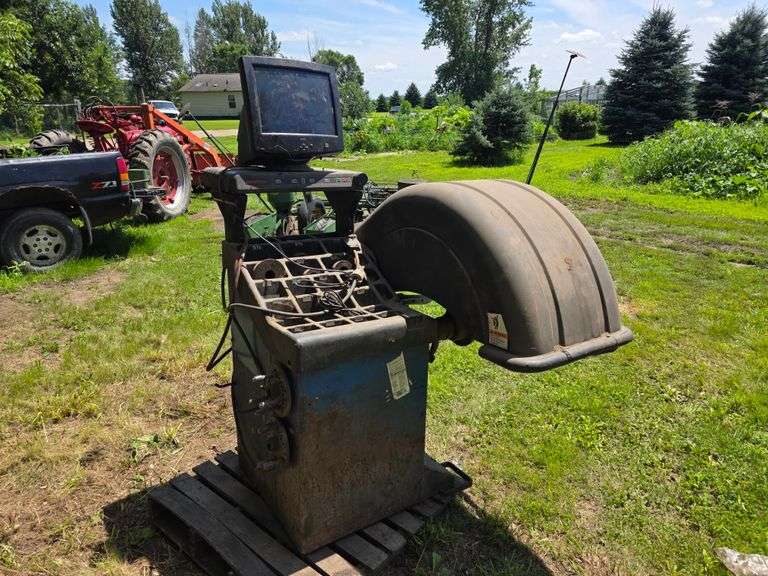 Hunter Tire Balancer *Needs New Card, Worked Otherwise, 220V Single Phase