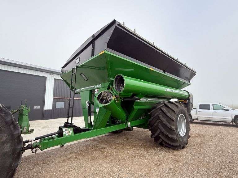 2017 Brent V1100 Grain Cart, Comes with Scale and Unverforth 520 Monitor, Roll Tarp, Front Left Disc