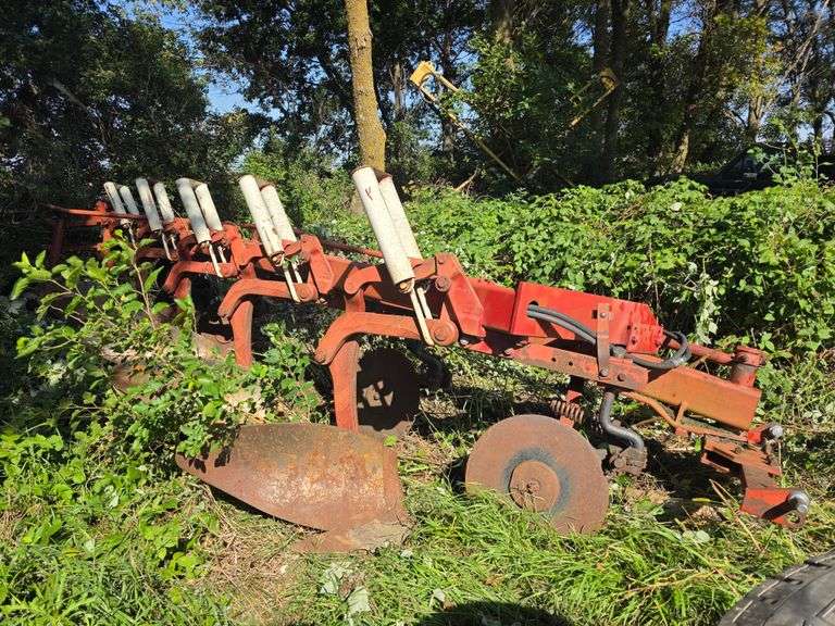 IH 720 – 5 Bottom 20” Semi Mount Plow, Auto Reset, All Wear Parts are Good, Missing One Coulter, Use