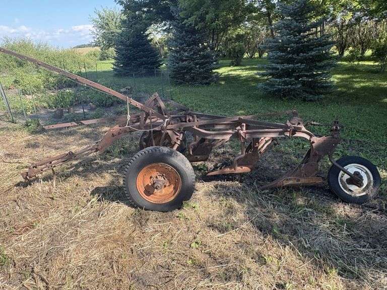 IH 3-14” Slat Bottom Trailing Plow, Clutch Lift