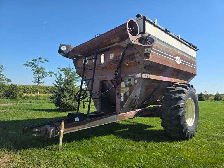 J+M 525 Grain Cart, Front Corner Auger, Tarp, 1000 PTO, 24.5-32 Tires, Rear Lights, Scale (Non Worki