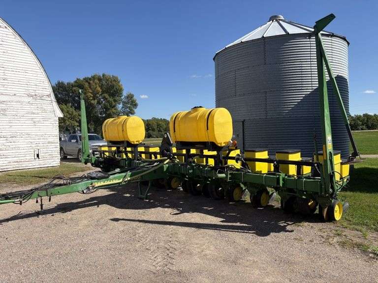 John Deere 7200 12R30” Planter, Pull Type, Front Wing Fold, Vacuum, Markers, In Furrow Liquid, (2) 1