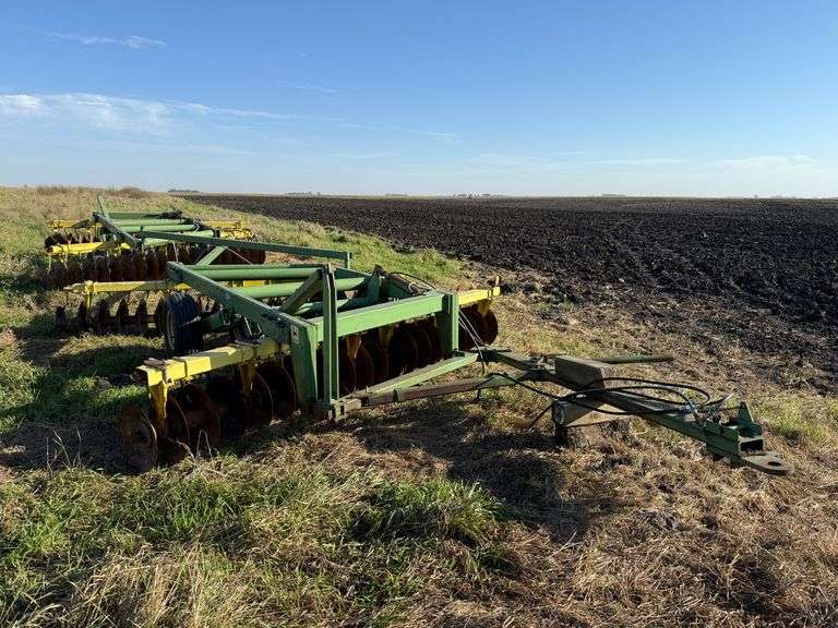 John Deere 360 Tandem Disk, 28’, 11L-15 Tires, 6 Bolt Hubs, *No Loading available for this item*