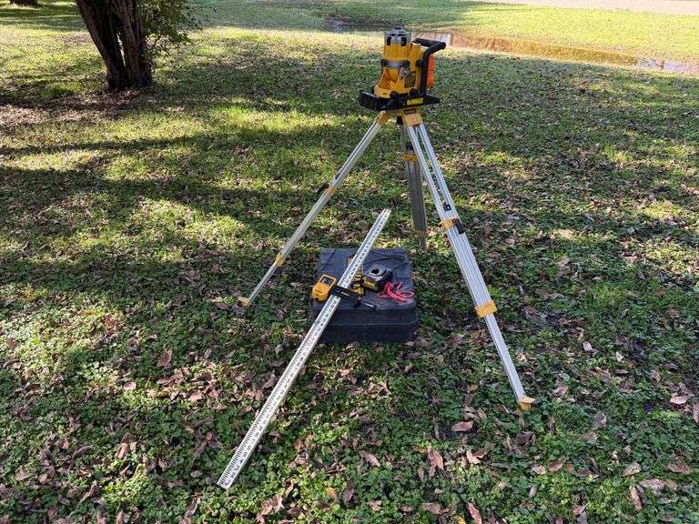 DeWalt DW073 Cordless Rotary Laser, With Grade Stick, Charger, and 18V Battery, Tripod and Case, In 