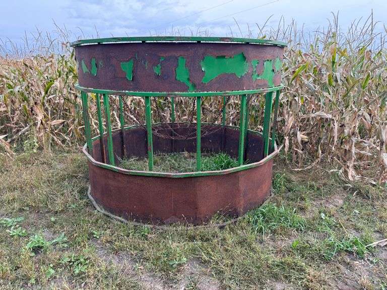 Round Bale Feeder with Hay Savor and Skirt on Bottom