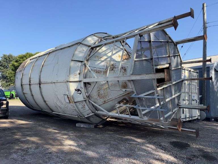 Friesen Bulk Bin, 48’ Tall, 15’ Wide, 9 Legs, Roof Hatch, (2) Roof Vents, (A), * new buyer responsib