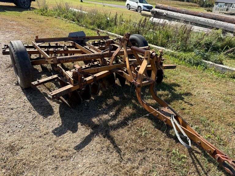 8’ Tandem Disk, No Cylinder, Needs Work, Loading is Available. This Item is Located in South Dakota,