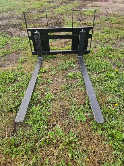 M&J Oldenburg MFG 4’ x 5’ Pallet Fork for Skid Loader