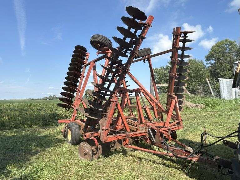 Massey Ferguson 830 Disk, Approx 28’, Cushion Gangs in Front, 21.5" - 22.5" Blades