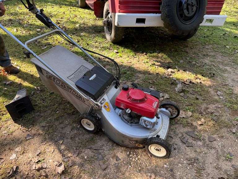 Honda HR214 Self Propelled Walk Behind Lawnmower, 2 Speed, With Bagger