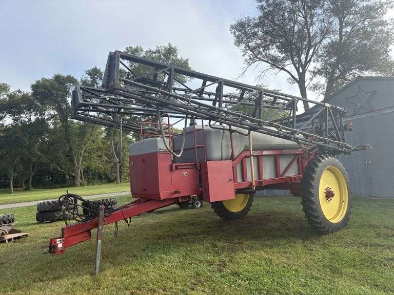 RedBall 680 Sprayer, Pull Type, 1000 Gal Tank, 320/90R46 Singles on Adj Axle, 80’ 4 Section Boom, Ne