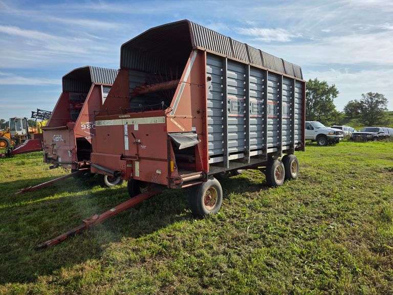 Gehl 970 Silage Wagon on Tandem Running Gear, 12.5 x 15”, 235/85R16 and 11L x 15” Tires, 16’ Long, 5