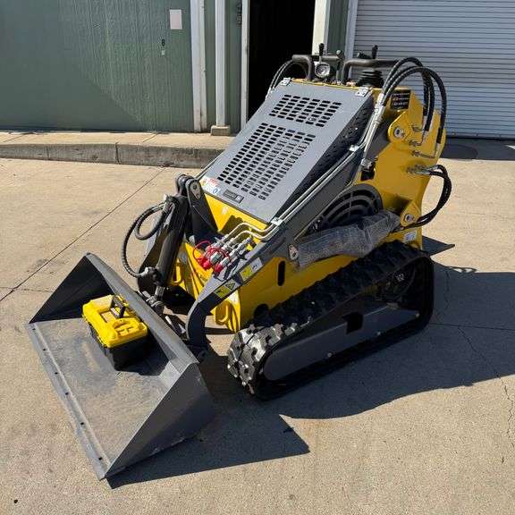 Landhero Mini Skid Steer 23Hp (New/Unused) Includes Bucket and accepts multiple attachments