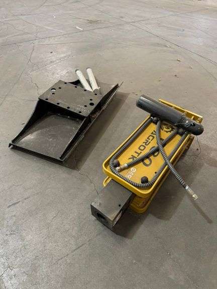2025 Skid Steer 680 Hydraulic Breaker w/ 3 Bits (New/unused) Hammer holes don't line up w/ plate holes