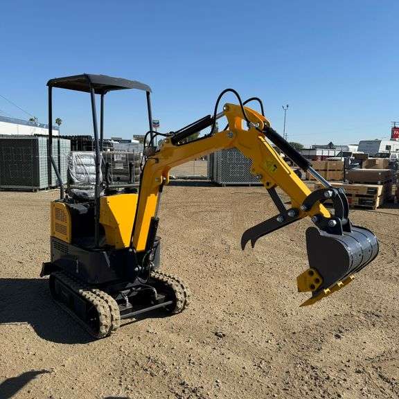 2025 Starvox SV-ME12 1-Ton Mini-Excavator with dozer blade (New/Unused) (Est. Retail Value $17,000).