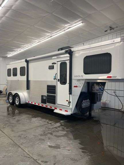 2018 Sundowner Santa Fe 3 Horse Slant with Living Quarters