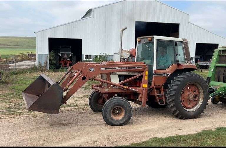 International 1486 W/F235 Loader