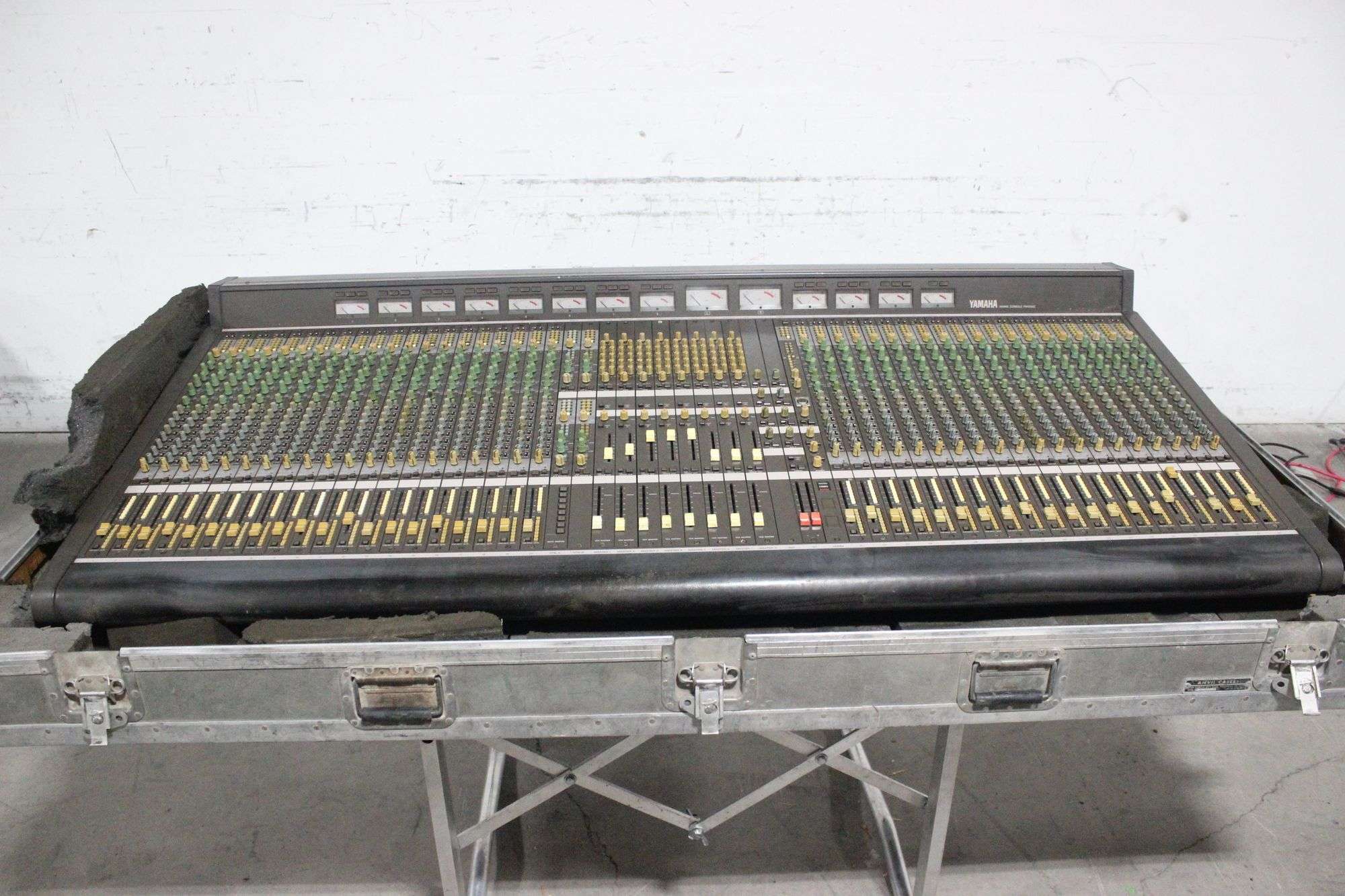 Yamaha PM3000C 40-Channel Live Analog Mixing Console w/ Wheeled