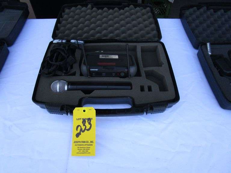 Shure PGX4  Wireless Mic Receiver Freq. w/ Shure PGX2 Wireless Mic (Freq. 572 - 590) and Case