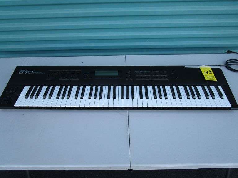 Roland D-70 Super LA Synthesizer w/ Port. Soft Case (Case in Fair Condition)